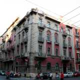 Fino a raggiungere via Crisanzio. All�angolo con via De Rossi si trova un palazzo di stile eclettico dai colori rosa pallido e acceso. Costruito nel 1924, accompagna un�architettura schematica e funzionale a dettagli pi� fantasiosi e peculiari come i mascheroni che sovrastano le finestre e le nicchiette contenenti figure mitologiche